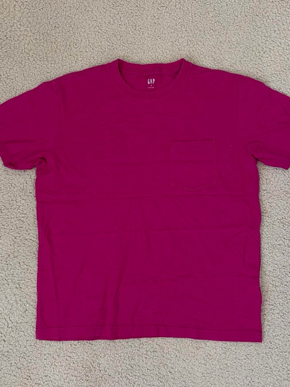 GAP Men’s Short Sleeve Pocket Tee in Fuchsia/Magenta